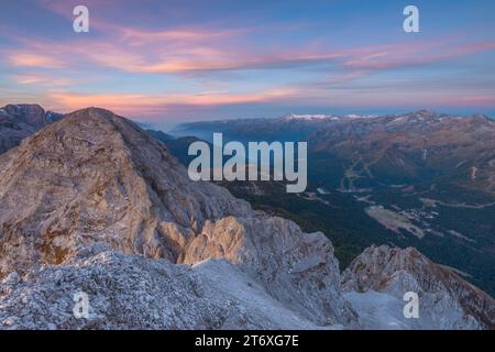 Farbenfroher Pastellhimmel bei Sonnenaufgang von einem Gipfel in den Brenta-Dolomiten. Wunderschöne Farbtöne mit Blick auf Adamello und Campiglio. Stockfoto