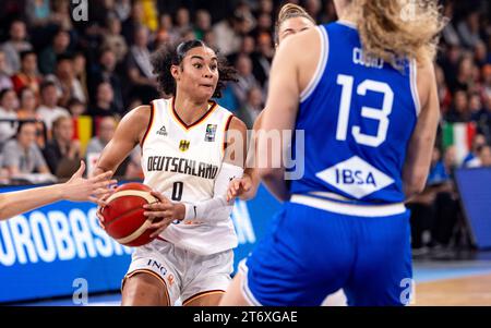 12. November 2023, Hamburg: Basketball, Frauen: Qualifikation zur Europameisterschaft, Deutschland - Italien, Gruppe I, Spieltag 2. Der deutsche Satou Sabally versucht, einen Ball zu schlagen. Foto: Axel Heimken/dpa Stockfoto