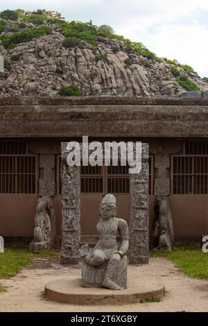 Ausgegrabene Felsartefakte am Eingang zum Gingee Fort Complex im Villupuram District, Tamil Nadu, Indien Stockfoto