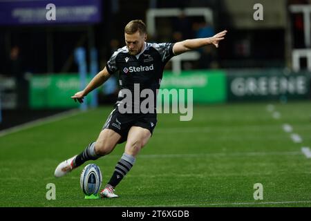 Brett Connon von Newcastle Falcons tritt während des Gallagher Premiership-Spiels zwischen Newcastle Falcons und Saracens im Kingston Park, Newcastle am Sonntag, den 12. November 2023. (Foto: Chris Lishman | MI News) Stockfoto