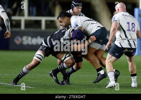 Billy Vunipola aus Saracens wird während des Gallagher Premiership-Spiels zwischen Newcastle Falcons und Saracens im Kingston Park, Newcastle am Sonntag, den 12. November 2023, angegriffen. (Foto: Chris Lishman | MI News) Stockfoto