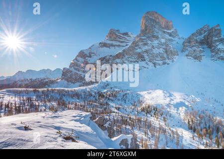 Der schneebedeckte Berg Pelmo, Winter in den italienischen Dolomiten, an einem klaren wolkenlosen Tag. Stockfoto