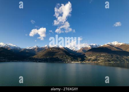 Luftaufnahme des herbstlichen Seepanos, Herbst im Comer See, Lombardei, Italien Stockfoto