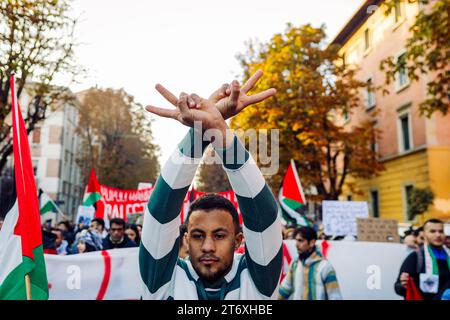 Bologna, Italien. 12. November 2023. Menschen protestieren für Gaza. Die Aktion wird durchgeführt, um einen Waffenstillstand im Konflikt zwischen Hamas und Israel zu fordern. Quelle: Massimiliano Donati/Alamy Live News Stockfoto