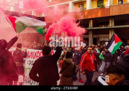 Bologna, Italien. 12. November 2023. Menschen protestieren für Gaza. Die Aktion wird durchgeführt, um einen Waffenstillstand im Konflikt zwischen Hamas und Israel zu fordern. Quelle: Massimiliano Donati/Alamy Live News Stockfoto