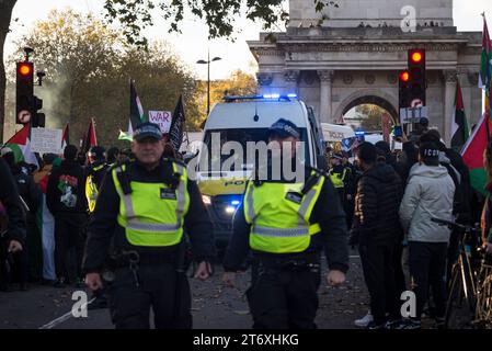London, Großbritannien. November 2023. National March for Palestine, London, UK, 11. November 2023. Mehr als 300.000 Menschen marschieren in London, um ihre Solidarität mit dem Volk von Gaza zu zeigen und jetzt, an einem Tag, der mit der nationalen Feier des Waffenstillstands zusammenfällt, um das Ende des Ersten Weltkriegs und all jener, die im Konflikt verloren sind, einen Waffenstillstand zu fordern. Es gab Kontroversen über die Polizei der Veranstaltung, nachdem Innenministerin Suella Braverman behauptete, dass die Metropolitan Police solche Ereignisse mit Vorurteilen überwacht habe. Quelle: Francesca Moore/Alamy Live News Stockfoto