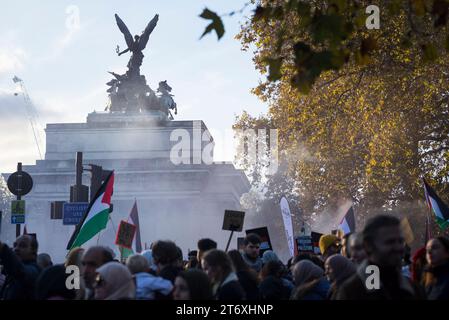 London, Großbritannien. November 2023. National March for Palestine, London, UK, 11. November 2023. Mehr als 300.000 Menschen marschieren in London, um ihre Solidarität mit dem Volk von Gaza zu zeigen und jetzt, an einem Tag, der mit der nationalen Feier des Waffenstillstands zusammenfällt, um das Ende des Ersten Weltkriegs und all jener, die im Konflikt verloren sind, einen Waffenstillstand zu fordern. Es gab Kontroversen über die Polizei der Veranstaltung, nachdem Innenministerin Suella Braverman behauptete, dass die Metropolitan Police solche Ereignisse mit Vorurteilen überwacht habe. Quelle: Francesca Moore/Alamy Live News Stockfoto