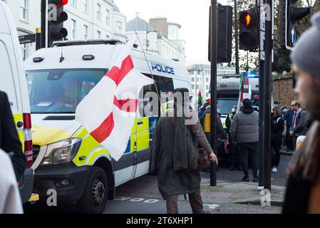 London, Großbritannien. November 2023. National March for Palestine, London, UK, 11. November 2023. Mehr als 300.000 Menschen marschieren in London, um ihre Solidarität mit dem Volk von Gaza zu zeigen und jetzt, an einem Tag, der mit der nationalen Feier des Waffenstillstands zusammenfällt, um das Ende des Ersten Weltkriegs und all jener, die im Konflikt verloren sind, einen Waffenstillstand zu fordern. Es gab Kontroversen über die Polizei der Veranstaltung, nachdem Innenministerin Suella Braverman behauptete, dass die Metropolitan Police solche Ereignisse mit Vorurteilen überwacht habe. Quelle: Francesca Moore/Alamy Live News Stockfoto