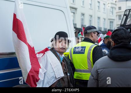 London, Großbritannien. November 2023. National March for Palestine, London, UK, 11. November 2023. Mehr als 300.000 Menschen marschieren in London, um ihre Solidarität mit dem Volk von Gaza zu zeigen und jetzt, an einem Tag, der mit der nationalen Feier des Waffenstillstands zusammenfällt, um das Ende des Ersten Weltkriegs und all jener, die im Konflikt verloren sind, einen Waffenstillstand zu fordern. Es gab Kontroversen über die Polizei der Veranstaltung, nachdem Innenministerin Suella Braverman behauptete, dass die Metropolitan Police solche Ereignisse mit Vorurteilen überwacht habe. Quelle: Francesca Moore/Alamy Live News Stockfoto