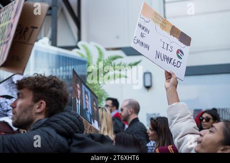 London, Großbritannien. November 2023. National March for Palestine, London, UK, 11. November 2023. Mehr als 300.000 Menschen marschieren in London, um ihre Solidarität mit dem Volk von Gaza zu zeigen und jetzt, an einem Tag, der mit der nationalen Feier des Waffenstillstands zusammenfällt, um das Ende des Ersten Weltkriegs und all jener, die im Konflikt verloren sind, einen Waffenstillstand zu fordern. Es gab Kontroversen über die Polizei der Veranstaltung, nachdem Innenministerin Suella Braverman behauptete, dass die Metropolitan Police solche Ereignisse mit Vorurteilen überwacht habe. Quelle: Francesca Moore/Alamy Live News Stockfoto