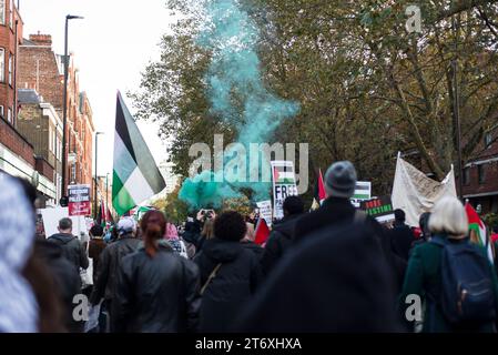 London, Großbritannien. November 2023. National March for Palestine, London, UK, 11. November 2023. Mehr als 300.000 Menschen marschieren in London, um ihre Solidarität mit dem Volk von Gaza zu zeigen und jetzt, an einem Tag, der mit der nationalen Feier des Waffenstillstands zusammenfällt, um das Ende des Ersten Weltkriegs und all jener, die im Konflikt verloren sind, einen Waffenstillstand zu fordern. Es gab Kontroversen über die Polizei der Veranstaltung, nachdem Innenministerin Suella Braverman behauptete, dass die Metropolitan Police solche Ereignisse mit Vorurteilen überwacht habe. Quelle: Francesca Moore/Alamy Live News Stockfoto