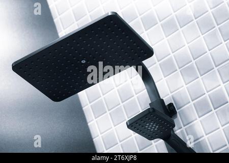 Schwarzer, moderner Duschkopf auf einer Duschsäule in Nahaufnahme Stockfoto