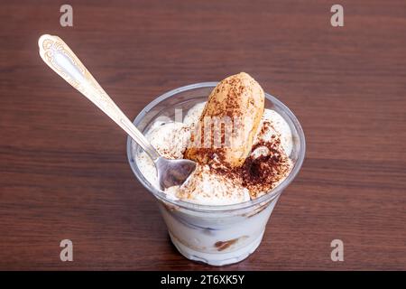 Kuchen in einem Glas auf einem Holztisch Stockfoto