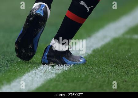 Mailand, Italien, 7. November 2023. Eine Nahaufnahme von Rafael Leao vom Adidas Speedframe-Sondermodell des AC Mailand und den limitierten Auktionsstiefeln von Bugatti während des UEFA Champions League-Spiels in Giuseppe Meazza, Mailand. Der Bildnachweis sollte lauten: Jonathan Moscrop / Sportimage Stockfoto