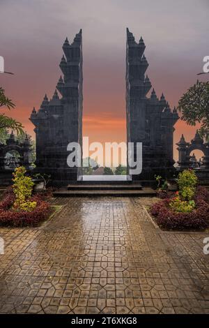 Ein buddhistischer Tempel am Abend im Regen. Der Brahmavihara-Arama-Tempel hat wunderschöne Gärten und beherbergt auch ein Kloster. Stockfoto