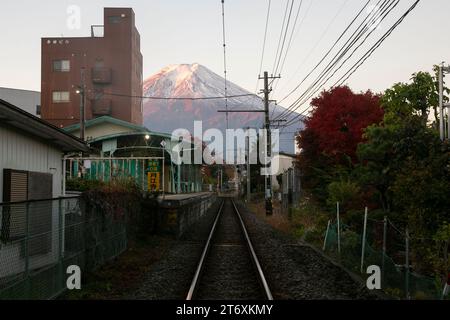 Blick auf den Berg Fuji bei Sonnenaufgang von den Straßen der Stadt Fujiyoshida in Japan. Stockfoto