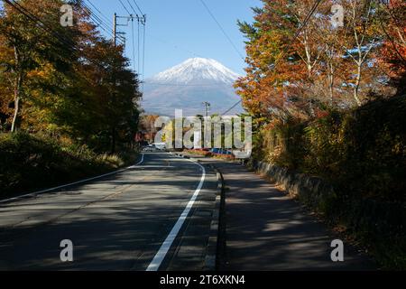 Blick auf den Berg Fuji bei Sonnenaufgang von den Straßen der Stadt Fujiyoshida in Japan. Stockfoto