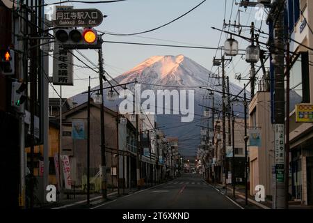 Blick auf den Berg Fuji bei Sonnenaufgang von den Straßen der Stadt Fujiyoshida in Japan. Stockfoto