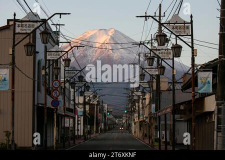 Blick auf den Berg Fuji bei Sonnenaufgang von den Straßen der Stadt Fujiyoshida in Japan. Stockfoto