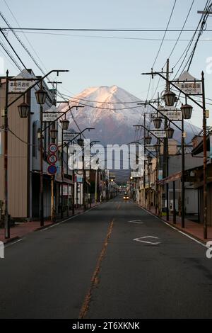 Blick auf den Berg Fuji bei Sonnenaufgang von den Straßen der Stadt Fujiyoshida in Japan. Stockfoto