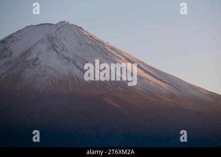 Blick auf den schneebedeckten Fuji vom Yamanaka-See in Yamanakako, Japan. Stockfoto