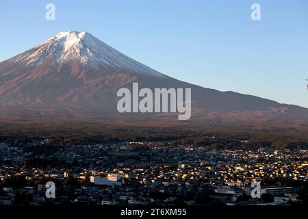 Blick auf den Berg Fuji bei Sonnenaufgang vom Chureito-Pagode-Tempel in Fujiyoshida, Japan. Stockfoto