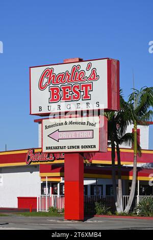 SANTA ANA, KALIFORNIEN - 11. November 2023: Charlies Best Burgers, ein Fast-Food-Restaurant mit Terrasse und einer Speisekarte amerikanischer und mexikanischer Gerichte. Stockfoto