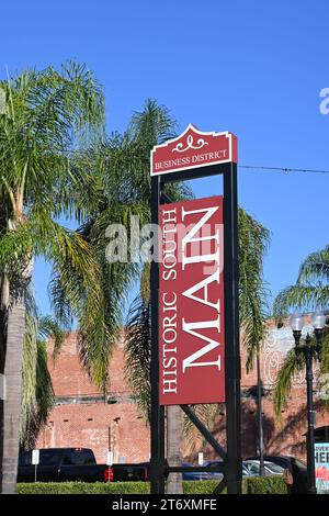 SANTA ANA, KALIFORNIEN - 11. November 2023: Schild zum historischen South Main Business District an der Main Street und 1st Street in Downtown. Stockfoto