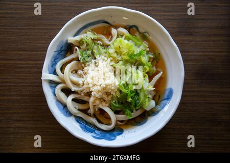 Kaltes Udon-Nudelgericht mit Miso-Sauce in Fujiyoshida in Japan. Stockfoto