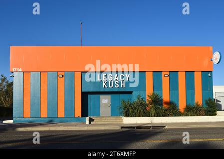 SANTA ANA, KALIFORNIEN - 11. November 2023: Legacy Kush ist eine Cannabis-Apotheke in der S. Lyon Street. Stockfoto