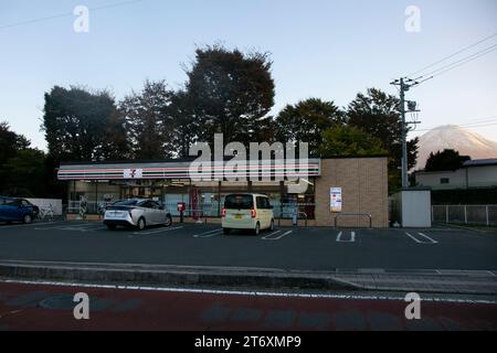 Yamanakako, Japan; 1. Oktober 2023: Sieben elf Supermärkte in der Stadt mit dem fuji-Berg im Hintergrund. Stockfoto