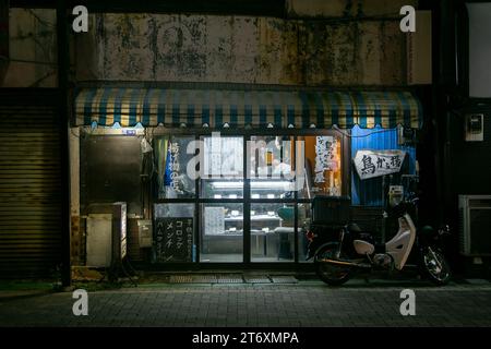 Yamanakako, Japan; 1. Oktober 2023: Der alte und schmuddelige japanische bento kauft mit einem Motorrad ein. Stockfoto