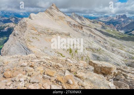 Imposanter Kalksteingipfel des Sasso della Croce in den Fanes-Dolomiten. Gebrochene Felshänge, die durch Erosion der Gletscher in der alpinen Landschaft gemeißelt wurden. Stockfoto