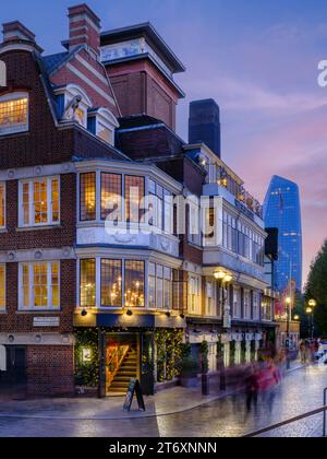 The Swan Bar & Restaurant an einem regnerischen Abend im November. Das Swan befindet sich neben dem berühmten Shakespeares Globe Theatre am Bankside in London, EN Stockfoto