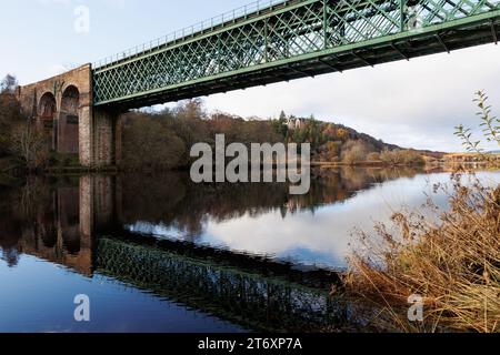 November 2023. Culrain, Schottland. Carbisdale Castle ist unter dem Invershin Viaduct und Kyle of Sutherland zu sehen. Stockfoto