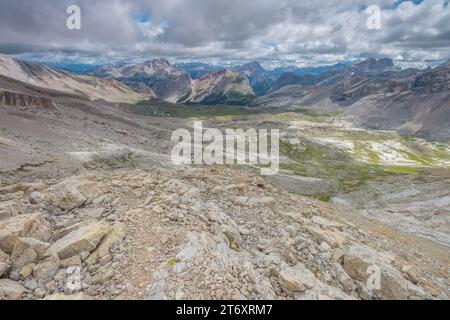 Blick auf das Tal, das durch Erosion durch Gletscher gebildet wurde, das ehemalige flache Seenbecken wurde heute in die Badia-Dolomiten zu schrägen Felswänden verwandelt. Stockfoto