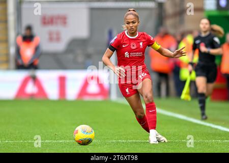 Onton, England am 12. November 2023. Taylor Hinds von Liverpool Women tritt am 12. November 2023 beim FA Women's Super League-Spiel zwischen den Spurs Women und Liverpool Women in der Brisbane Road in London, England, mit dem Ball voran. Foto von Phil Hutchinson. Nur redaktionelle Verwendung, Lizenz für kommerzielle Nutzung erforderlich. Keine Verwendung bei Wetten, Spielen oder Publikationen eines einzelnen Clubs/einer Liga/eines Spielers. Quelle: UK Sports Pics Ltd/Alamy Live News Stockfoto