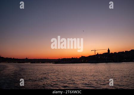 Die Silhouetten historischer Gebäude am Meer im Istanbuler Viertel Galata Stockfoto