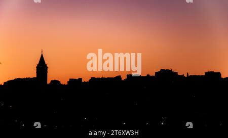 Die Silhouetten historischer Gebäude am Meer im Istanbuler Viertel Galata Stockfoto