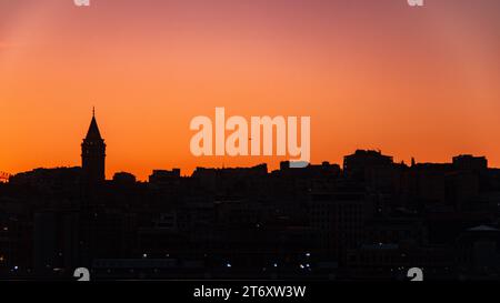 Die Silhouetten historischer Gebäude am Meer im Istanbuler Viertel Galata Stockfoto