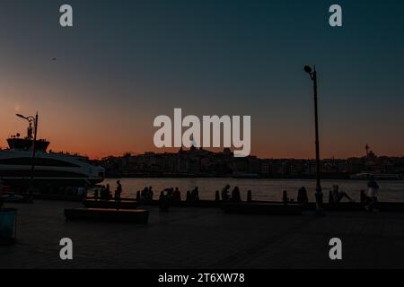 Die Silhouetten historischer Gebäude am Meer im Istanbuler Viertel Galata Stockfoto