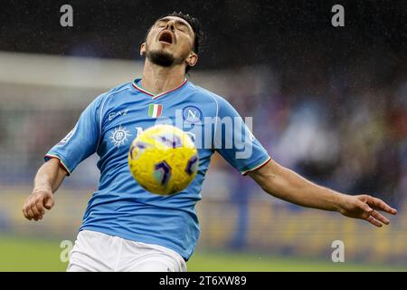 Der mazedonische Mittelfeldspieler Eljif Elmas scheint während des Fußballspiels der Serie A zwischen dem SSC Napoli und Empoli im Diego Armando Maradona Stadium in Neapel, Süditalien, am 12. November 2023 niedergeschlagen zu sein. Stockfoto