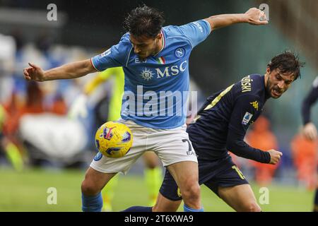 Der mazedonische Mittelfeldspieler Eljif Elmas tritt am 12. November 2023 im Diego Armando Maradona Stadion in Neapel gegen Empoli gegen den polnischen Verteidiger Bartosz Bereszynski in der Serie A an. Stockfoto