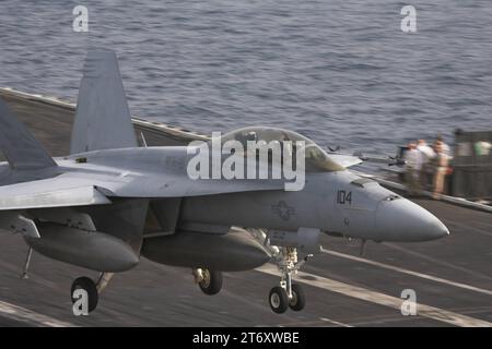 Ein Kampfflugzeug der U.S. Navy USN vom Typ Boeing F/A-18E Super Hornet kurz vor der Landung auf dem US-amerikanischen Flugzeugträger USS Abraham Lincoln CVN-72. Flugaktivitäten an Bord des US-amerikanischen Flugzeugträgers USS Abraham Lincoln CVN-72 mit Kampfflugzeugen vom Typ Boeing F/A-18 E/F Super Hornet im Persischen Golf während der Operation Iraqi Freedom/Enduring Freedom im Mai 2008. *** A U S Navy USN Boeing F Ein 18E Super Hornet Jagdflugzeug kurz vor der Landung auf dem US-Flugzeugträger USS Abraham Lincoln CVN 72 Flugaktivitäten an Bord des US-Flugzeugträgers USS Abraham Lin Stockfoto