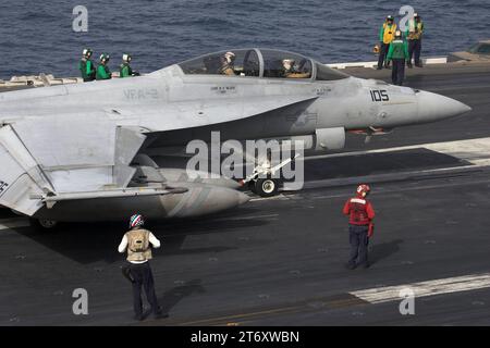 Ein Kampfflugzeug der U.S. Navy USN vom Typ Boeing F/A-18E Super Hornet auf dem amerikanischen Flugzeugträger USS Abraham Lincoln CVN-72. Flugaktivitäten an Bord des US-amerikanischen Flugzeugträgers USS Abraham Lincoln CVN-72 mit Kampfflugzeugen vom Typ Boeing F/A-18 E/F Super Hornet im Persischen Golf während der Operation Iraqi Freedom/Enduring Freedom im Mai 2008. *** A U S Navy USN Boeing F Ein 18E Super Hornet Jagdflugzeug auf dem US-Flugzeugträger USS Abraham Lincoln CVN 72 Flugaktivitäten auf dem US-Flugzeugträger USS Abraham Lincoln CVN 72 mit Boeing F A 18 E F Super Hornet f Stockfoto