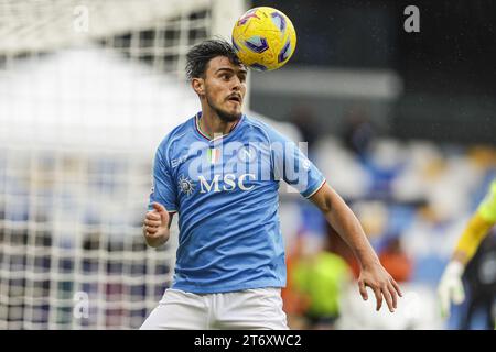 Der mazedonische Mittelfeldspieler Eljif Elmas kontrolliert den Ball während des Fußballspiels der Serie A zwischen SSC Napoli und Empoli im Diego Armando Maradona Stadium in Neapel, Süditalien, am 12. November 2023. Stockfoto