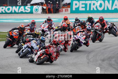 Kuala Lumpur, Malaysia. November 2023. Die italienische Fahrerin Enea Bastianini vom Ducati Lenovo Team führt das Spiel während des MotoGP-Rennens des Petronas Grand Prix von Malaysia auf dem Sepang International Circuit an. Quelle: SOPA Images Limited/Alamy Live News Stockfoto