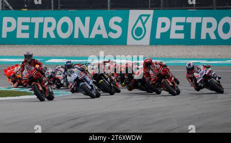 Kuala Lumpur, Malaysia. November 2023. Die italienische Fahrerin Enea Bastianini vom Ducati Lenovo Team führt das Spiel während des MotoGP-Rennens des Petronas Grand Prix von Malaysia auf dem Sepang International Circuit an. Quelle: SOPA Images Limited/Alamy Live News Stockfoto