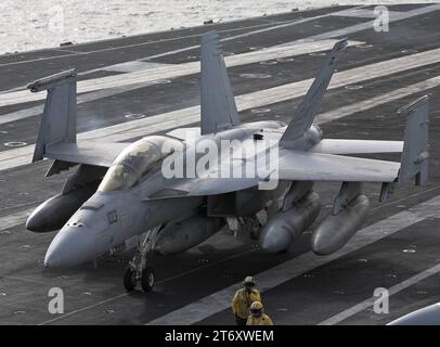 Ein Kampfflugzeug der U.S. Navy USN vom Typ Boeing F/A-18E Super Hornet nach der Landung auf dem US-amerikanischen Flugzeugträger USS Abraham Lincoln CVN-72. Flugaktivitäten an Bord des US-amerikanischen Flugzeugträgers USS Abraham Lincoln CVN-72 mit Kampfflugzeugen vom Typ Boeing F/A-18 E/F Super Hornet im Persischen Golf während der Operation Iraqi Freedom/Enduring Freedom im Mai 2008. *** A U S Navy USN Boeing F A 18E Super Hornet Jagdflugzeug nach der Landung auf dem US-Flugzeugträger USS Abraham Lincoln CVN 72 Flugaktivitäten an Bord des US-Flugzeugträgers USS Abraham Lincoln CVN 72 WIT Stockfoto