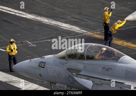 Ein Kampfflugzeug der U.S. Navy USN vom Typ Boeing F/A-18E Super Hornet nach der Landung auf dem US-amerikanischen Flugzeugträger USS Abraham Lincoln CVN-72. Flugaktivitäten an Bord des US-amerikanischen Flugzeugträgers USS Abraham Lincoln CVN-72 mit Kampfflugzeugen vom Typ Boeing F/A-18 E/F Super Hornet im Persischen Golf während der Operation Iraqi Freedom/Enduring Freedom im Mai 2008. *** A U S Navy USN Boeing F A 18E Super Hornet Jagdflugzeug nach der Landung auf dem US-Flugzeugträger USS Abraham Lincoln CVN 72 Flugaktivitäten an Bord des US-Flugzeugträgers USS Abraham Lincoln CVN 72 WIT Stockfoto